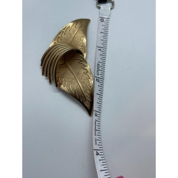 Signed CORO Pegasus Deco Gold Tone Leaf Pin or Bro - Picture 3 of 4